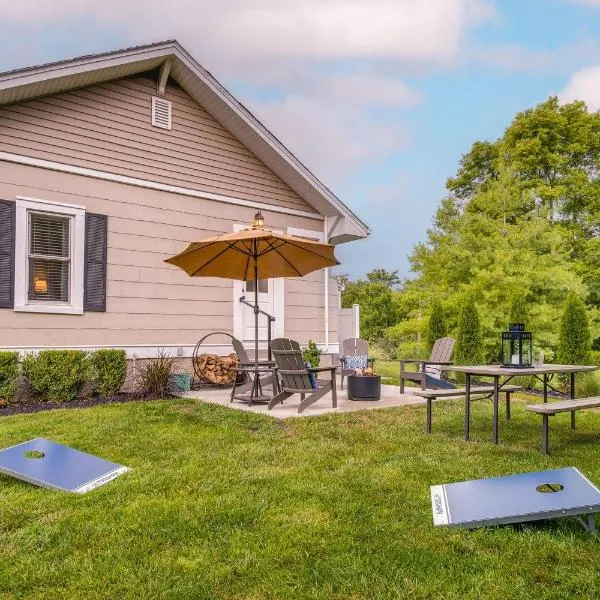 Country Home Near EIU & Lake Charleston!，位于查尔斯顿的酒店