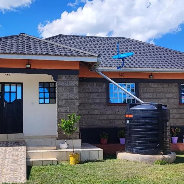 Camp Flo, Eldoret -Where Comfort Meets Tranquility in a 3-Bedroom Guest Stay -in own compound，位于埃尔多雷特的酒店