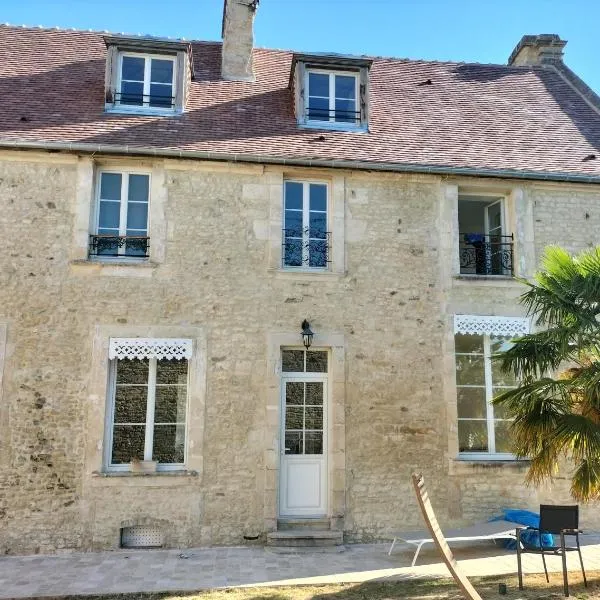 La chambre des Remparts，位于法莱斯的酒店