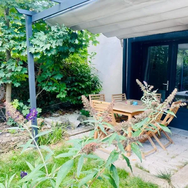 Duplex climatisé avec une terrasse sur jardin，位于蒙莫朗西的酒店