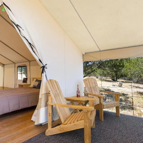 Stargazer Hill Country Glamping Tent，位于伯尼的酒店