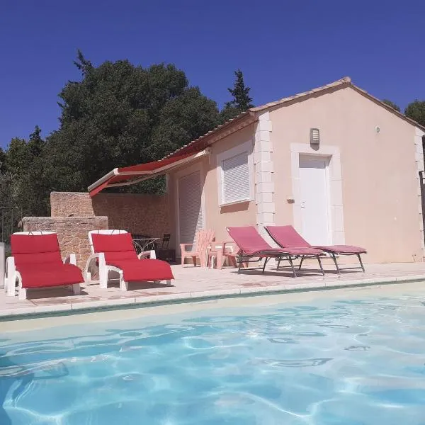 La Clastre location d'un studio avec piscine et clim près d'Uzès，位于博尔迪克的酒店