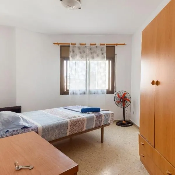 Habitación grande con cama familiar，位于埃斯普卢加·德·隆布雷格的酒店