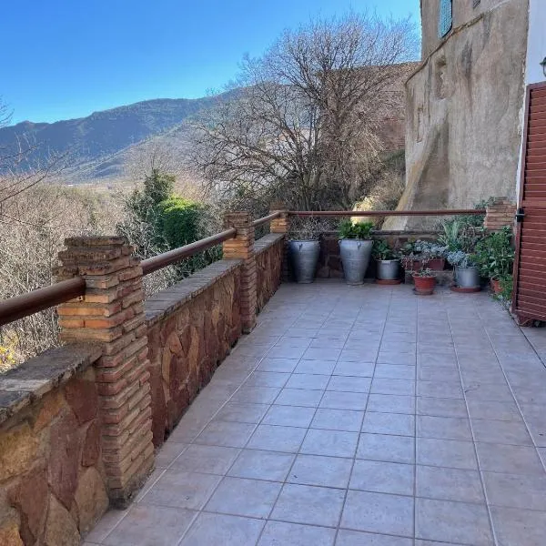 Casa rural con terraza magnífica y 4 habitaciones，位于Benecid的酒店