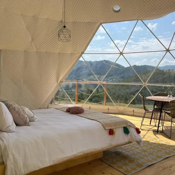 Tranquil Dome - Manta's Retreat Glamping Cornereva，位于Plopu的酒店