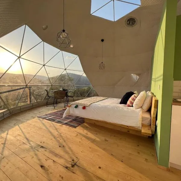 Starry Dome - Manta's Retreat Glamping Cornereva，位于Godeanu的酒店