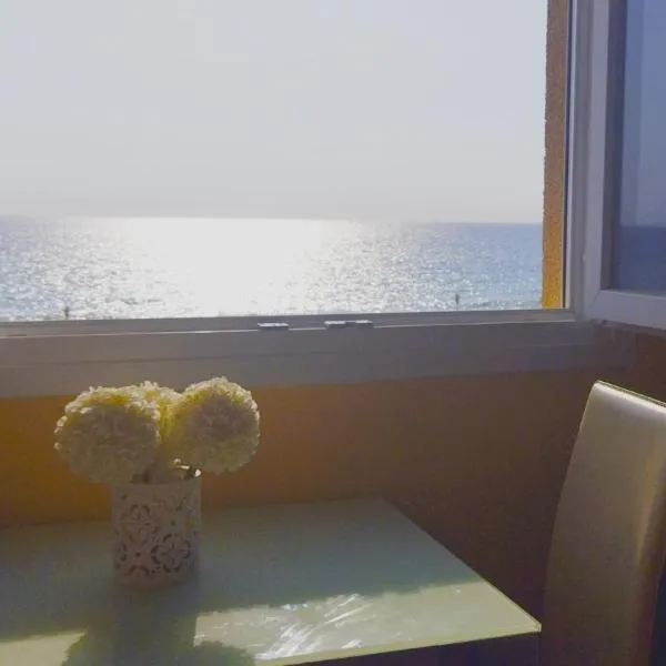 Primera línea, magníficas vistas al mar y a la playa，位于雷塔马尔的酒店