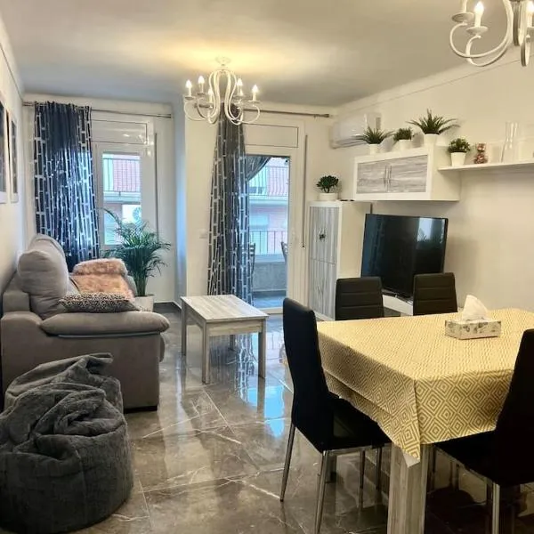 Amplio apartamento tranquilo cerca de la playa，位于罗萨斯的酒店