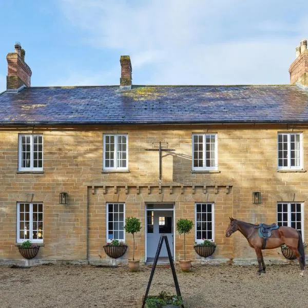 The Queens Arms，位于谢伯恩的酒店