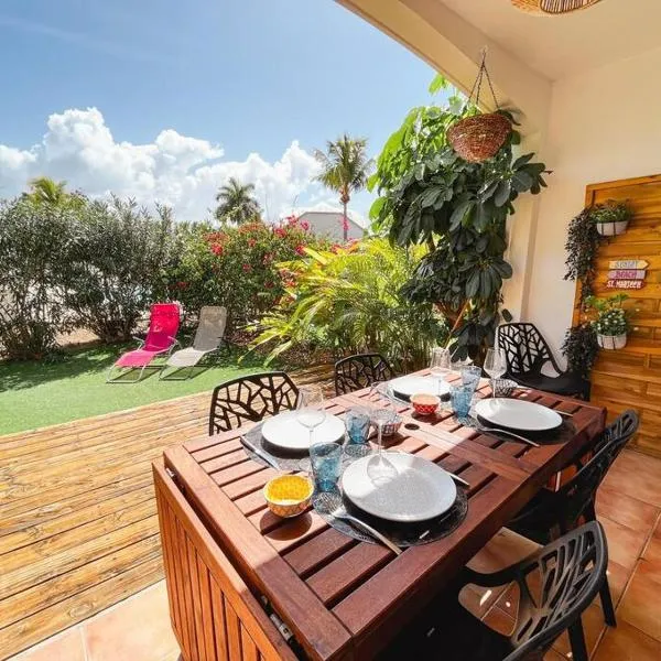Casa Hibiscus, beach and pool, Orient Bay，位于东方湾的酒店