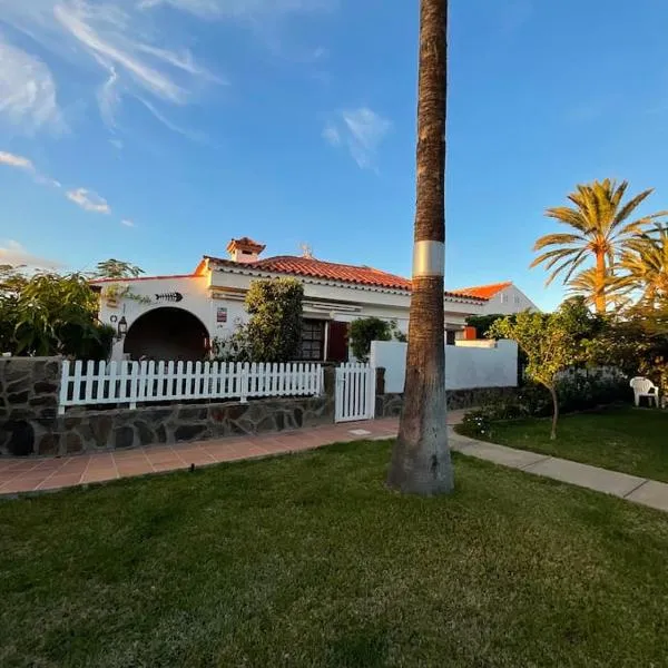 Bungalow con jardín y piscina，位于圣巴托洛梅的酒店