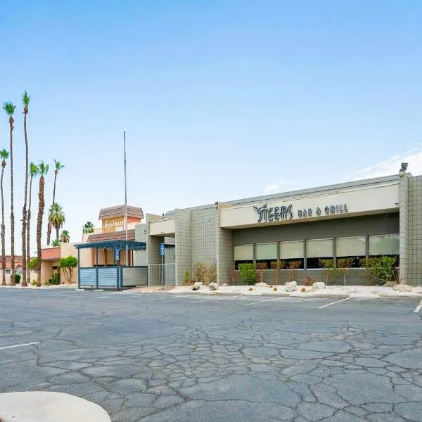 Royal Plaza Inn，位于Desert Groves Mobile Home Park的酒店
