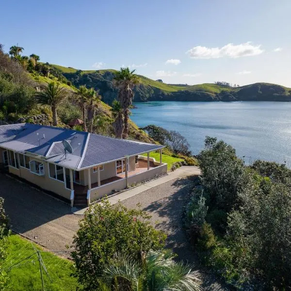 Seascape Point - Mahinepua Bay Clifftop Retreat，位于Whangaroa的酒店