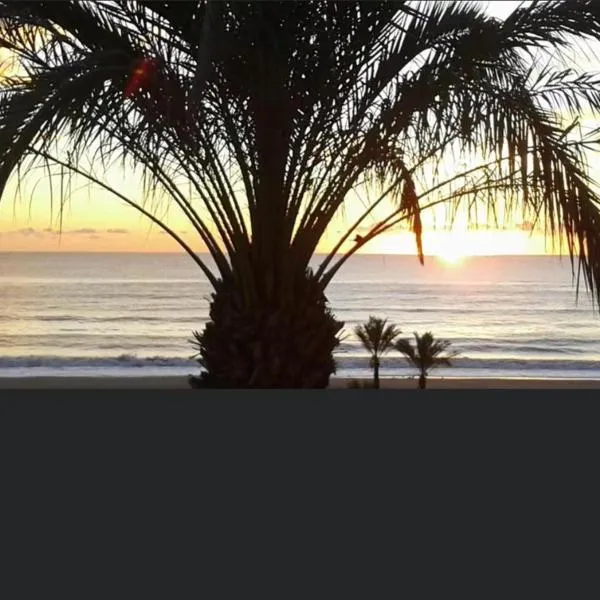 Fabulous Front Line 3-Bedroom Apartment in Mojacar，位于莫哈卡尔的酒店