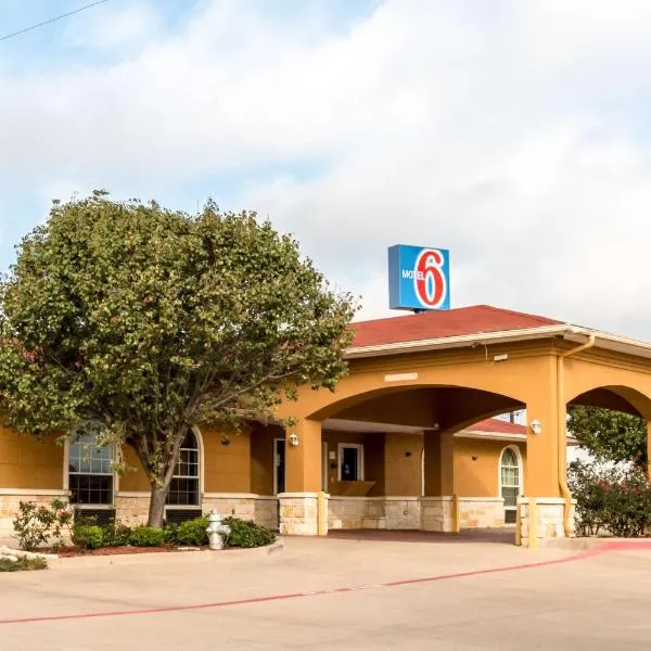 Motel 6 Alvarado TX，位于克利本的酒店