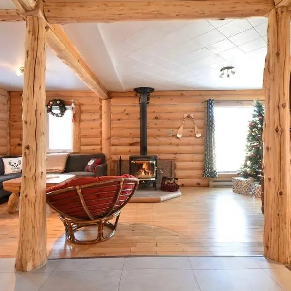 Chalet du lac avec SPA privé, wifi, BBQ et SUP，位于Saint Adolphe D'Howard的酒店