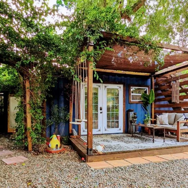 Cozy AF Tiny-House Oasis，位于坦帕的酒店