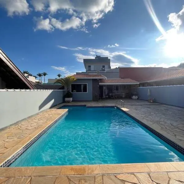 Casa com piscina em condomínio fechado，位于阿瓜斯迪林多亚的酒店