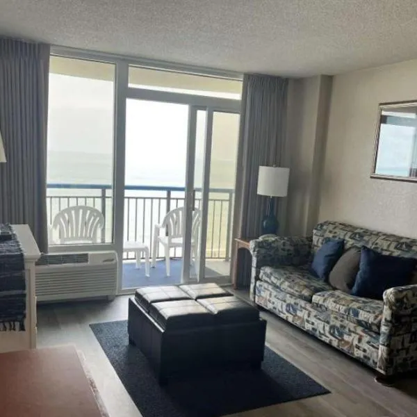 Updated One Bedroom Condo- Boardwalk Resort Unit 837 - Direct Oceanfront! Sleeps 8!，位于默特尔比奇的酒店