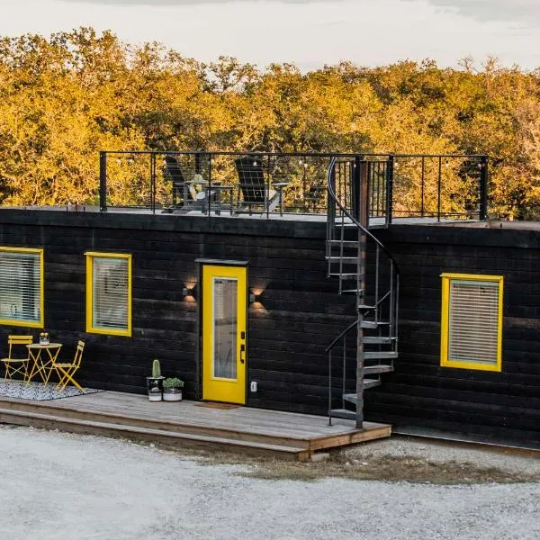 New The Yellow Beacon-Luxury Shipping Container，位于弗雷德里克斯堡的酒店