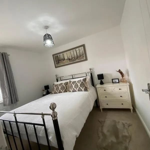 The Belfry 3 Bedrooms 2 Bathrooms Contractors & Family，位于Burton Latimer的酒店