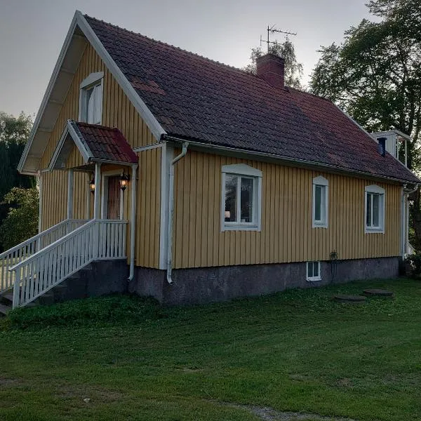 Stålemara Gård Lilla gula huset på landet，位于Lyckeby的酒店