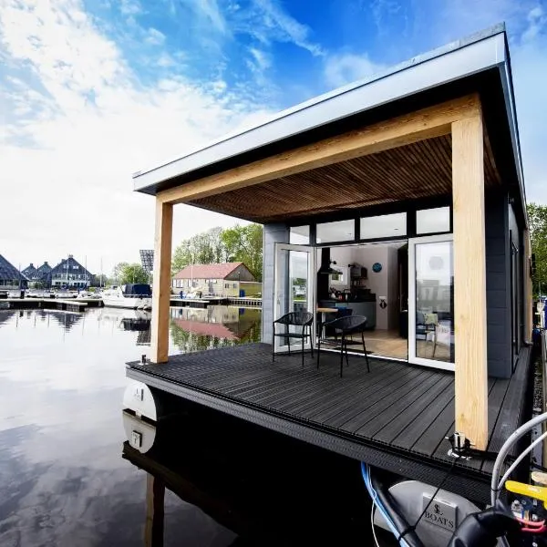 Modern houseboat top location with an unobstructed view of the Lake，位于Weidum的酒店