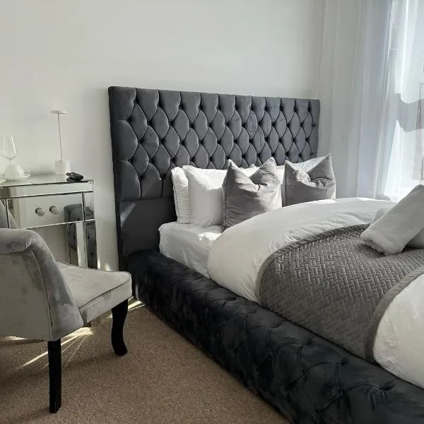 The smaller new refurbished ensuite room 5min from beach parking in Guest house，位于伯恩茅斯的酒店