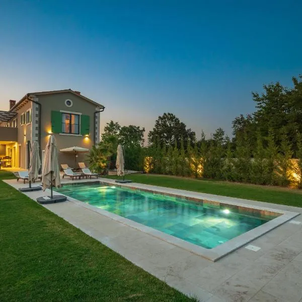 Villa Linnelle seaview- Rovinj, heated pool，位于Burići的酒店