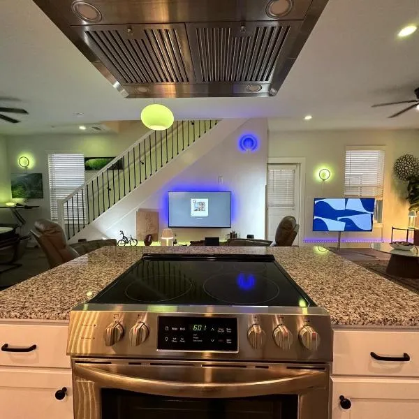 New Centennial Park Luxury Smart Home w Courtyard，位于费耶特维尔的酒店