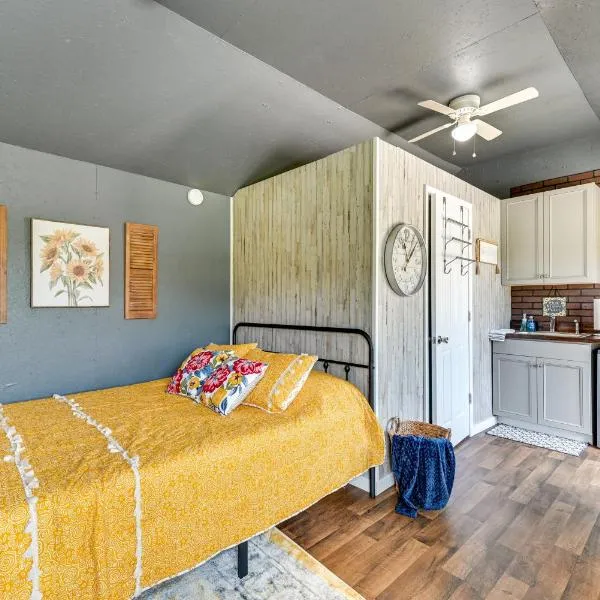 Brownsville Studio Cottage - Walk to Mammoth Cave!，位于Brownsville的酒店