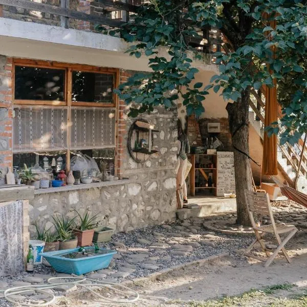 The house in the village，位于Pëllumbas的酒店