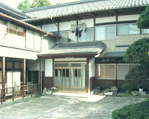 羽黒馆酒店，位于Higashi-araya的酒店