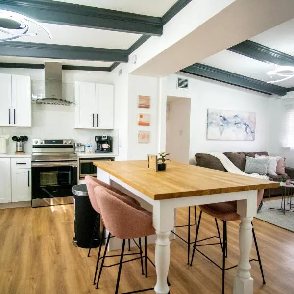 4 Bedrooms Chic House In South Tampa 5 Min From Bay，位于坦帕的酒店