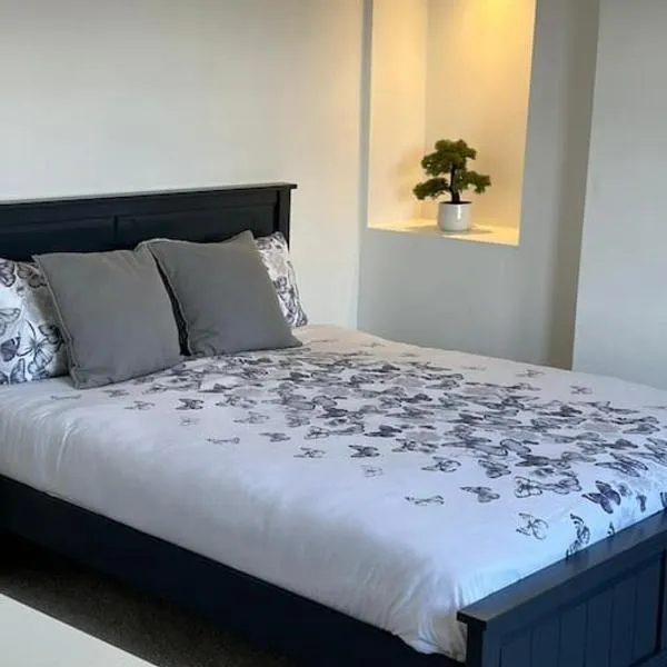 Four Double Bedroom Home - Free parking and Wi-Fi，位于霍斯福斯的酒店