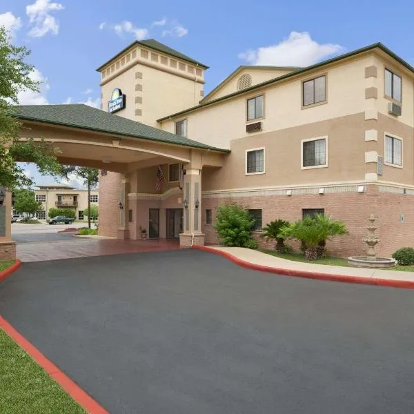 Days Inn & Suites by Wyndham San Antonio North/Stone Oak，位于圣安东尼奥的酒店