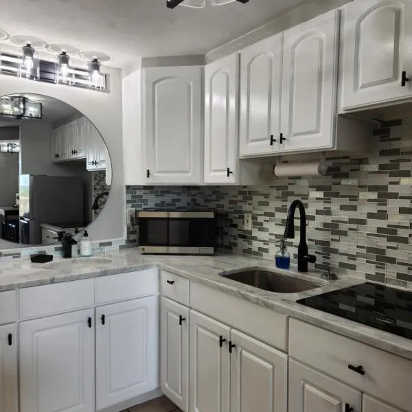Modern Beach Condo-Daytona Beach，位于代托纳海滩的酒店