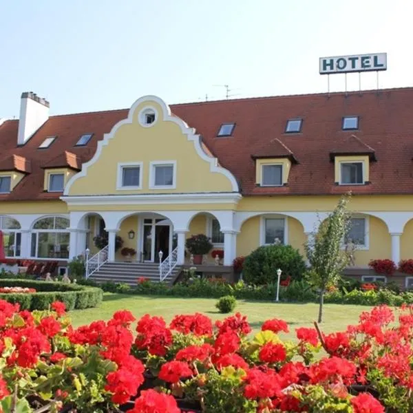 巴若克酒店，位于Feketeerdő的酒店
