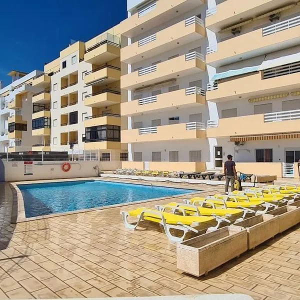 Vilamoura-Quarteira Beaches Apt with pool and sea view，位于奎特里拉的酒店