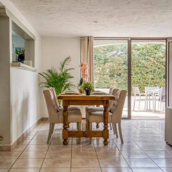 CHARMANT 2 PIECES DANS VILLA INDIVIDUELLE TERRASSES JARDIN，位于卡罗的酒店