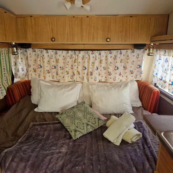 Cozy Caravan With House Access!，位于吕勒奥的酒店