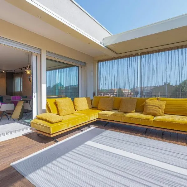 Venice New Luxury Penthouse - free parking and roof terrace，位于梅斯特的酒店
