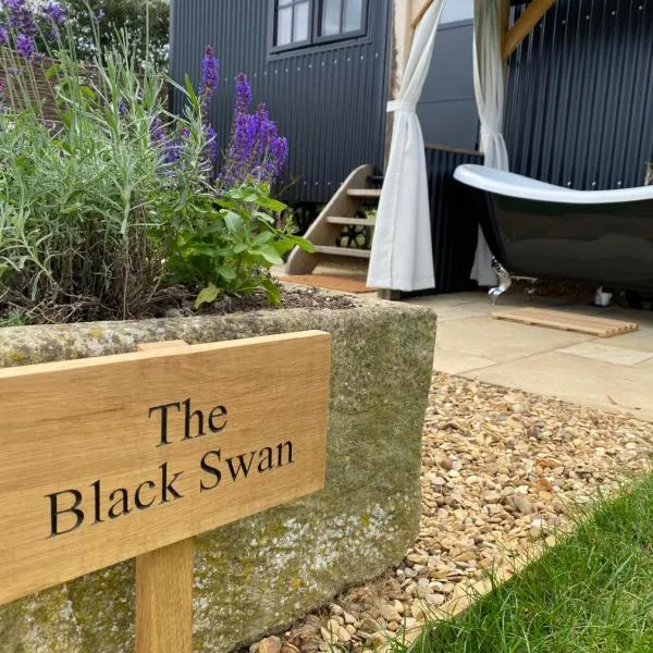 The Black Swan Shepherd Hut，位于Ketton的酒店