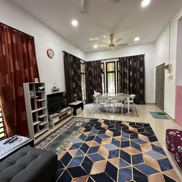 Azzahra Homestay Pekan with 3 Bedrooms fully airconditioner，位于Kampong Alor Akar的酒店