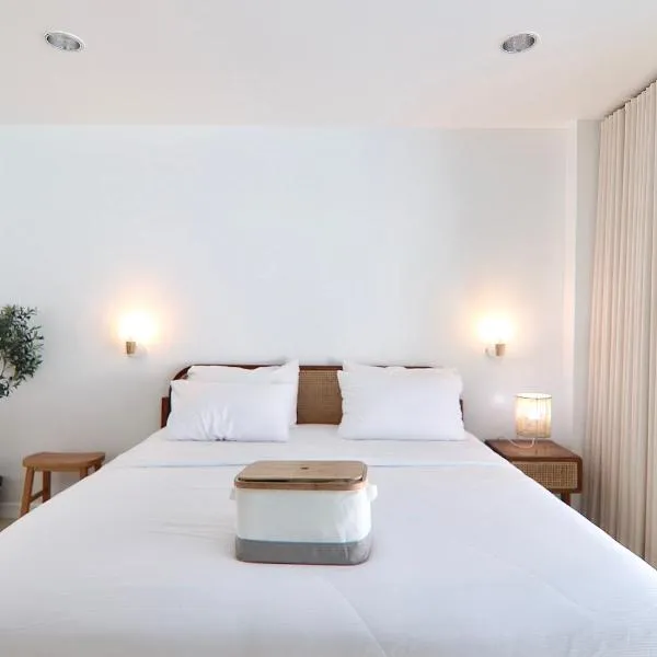 Beachfront Deluxe pool access room one-minute walk to Wonnapha beach FREE DISNEY PLUS，位于邦盛的酒店