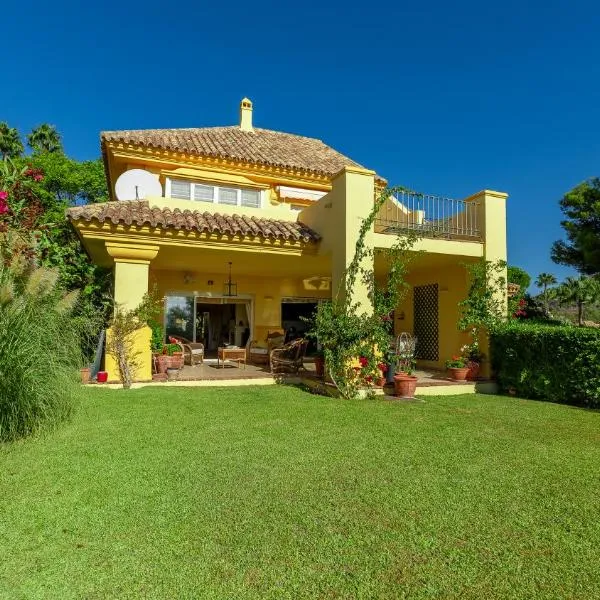 Golf Villa in Marbella, Frontline Golfvilla in RioReal Golf，位于马贝拉的酒店