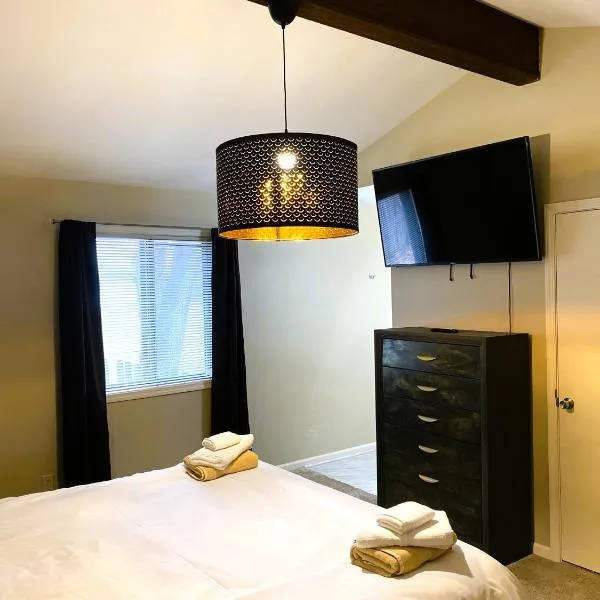 Spanish Style 3-bedroom Home with Hot Tub，位于印第安纳波利斯的酒店