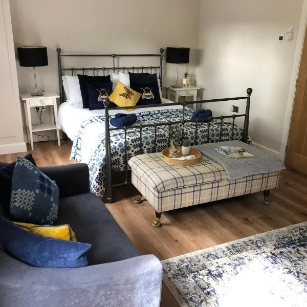 Orchard house guest studio accommodation，位于Bangor-is-y-coed的酒店