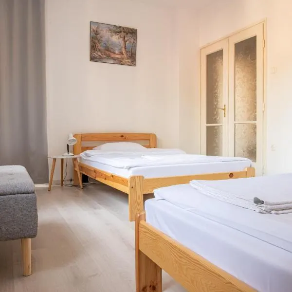 Barát Vendégház - Cosy Guesthouse - Teljes ház privát udvarral - 4 szoba, 2 fürdő，位于Röszke的酒店