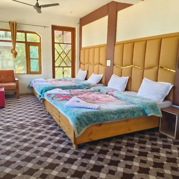 Hotel Gulsitara-Kunzer Gulmarg，位于Takia Batpur的酒店